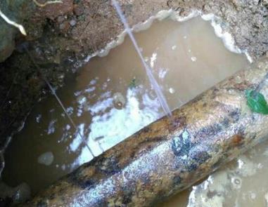 乌伊岭楼顶渗水维修公司分享下地暖漏水的原因及检测方法。